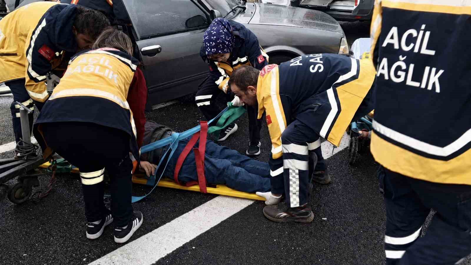 Minib&uuml;s park halindeki otomobile &ccedil;arptı: 3 &ouml;l&uuml;, 5 yaralı
