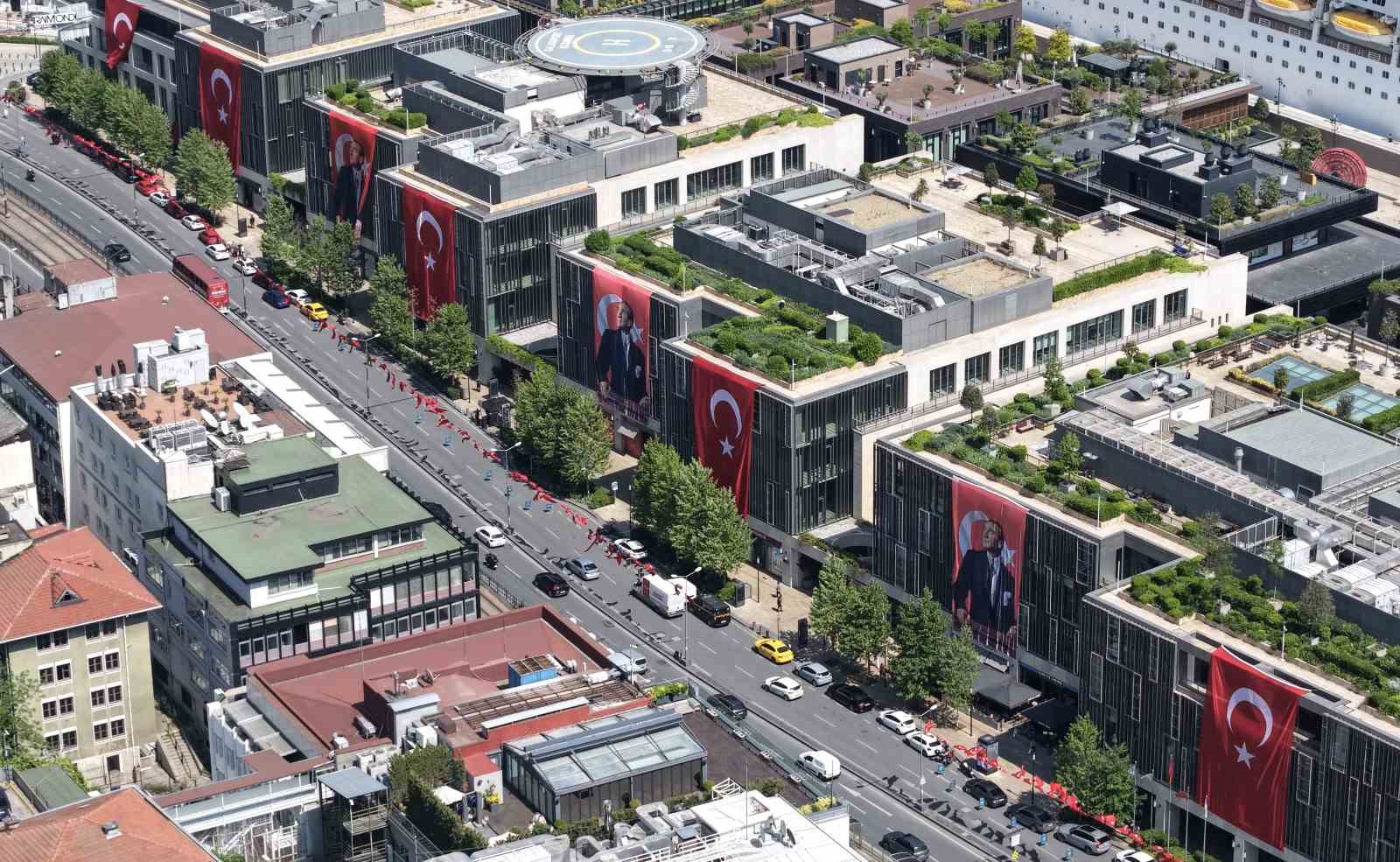 İstanbul&rsquo;da 19 Mayıs coşkusu, Boğaz&rsquo;la b&uuml;t&uuml;nleşen bayrak manzarası g&ouml;rsel ş&ouml;len sundu
