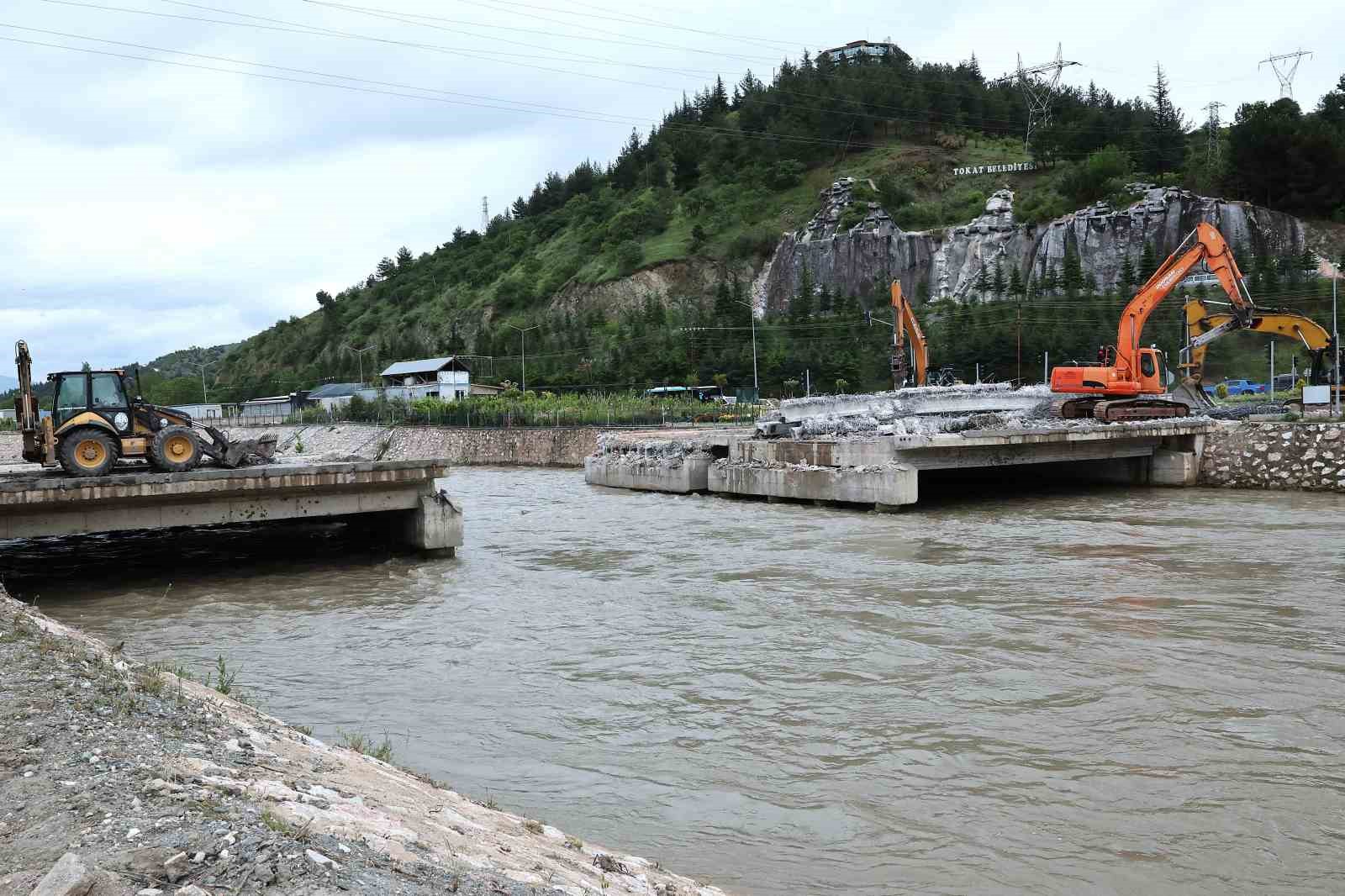 Başkan Yazıcıoğlu&rsquo;ndan yıkımı ger&ccedil;ekleştirilen &Ccedil;EDAŞ k&ouml;pr&uuml;s&uuml; yerine yeni k&ouml;pr&uuml; m&uuml;jdesi

