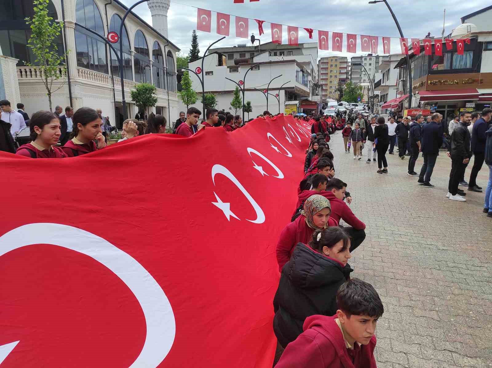 Sason&rsquo;da 100 metrelik bayrakla "Gen&ccedil;lik Y&uuml;r&uuml;y&uuml;ş&uuml;" d&uuml;zenlendi
