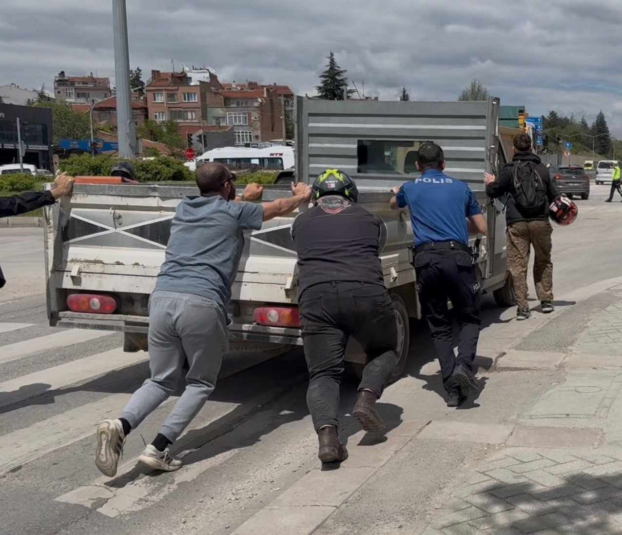 Yolda kalan kamyonetin imdadına polis ve sürücüler yetişti
