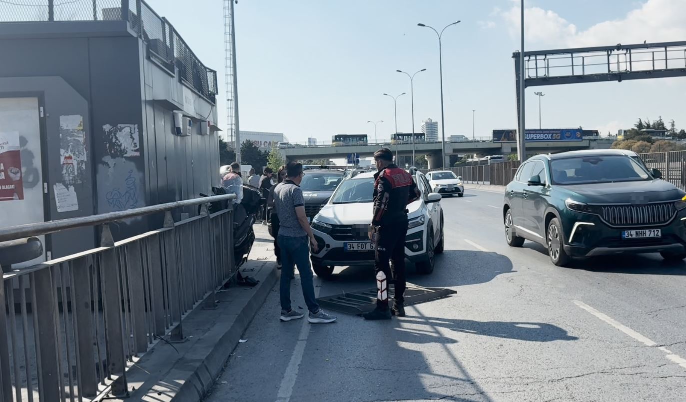 Avcılar&rsquo;da otomobilin &ccedil;arptığı motosikletli bariyerlere sıkıştı
