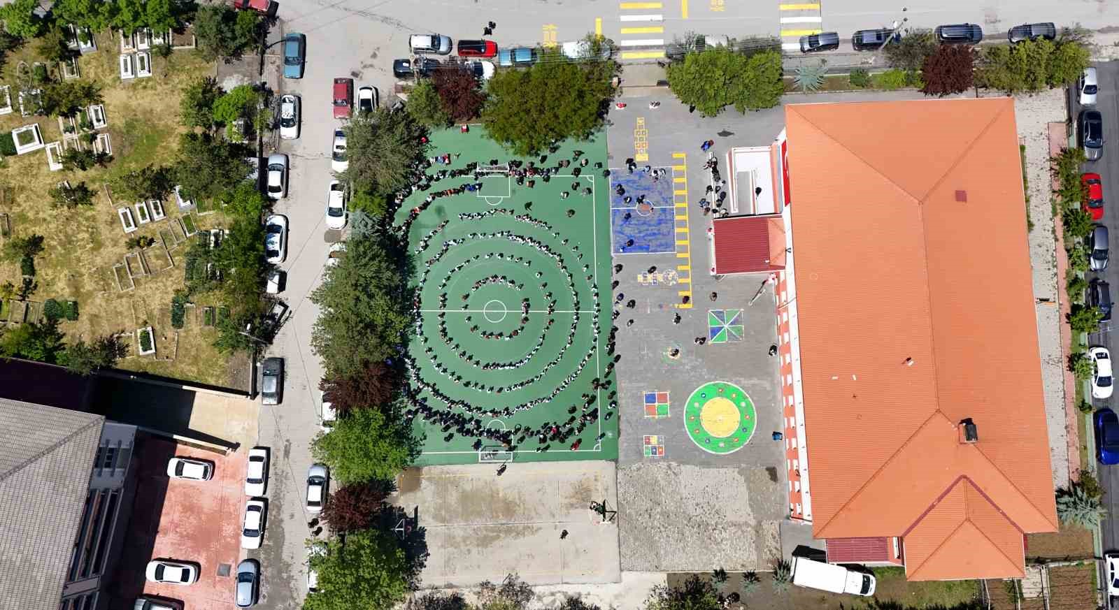 Erzincan&rsquo;da 500 kişiyle d&uuml;z halay rekoru
