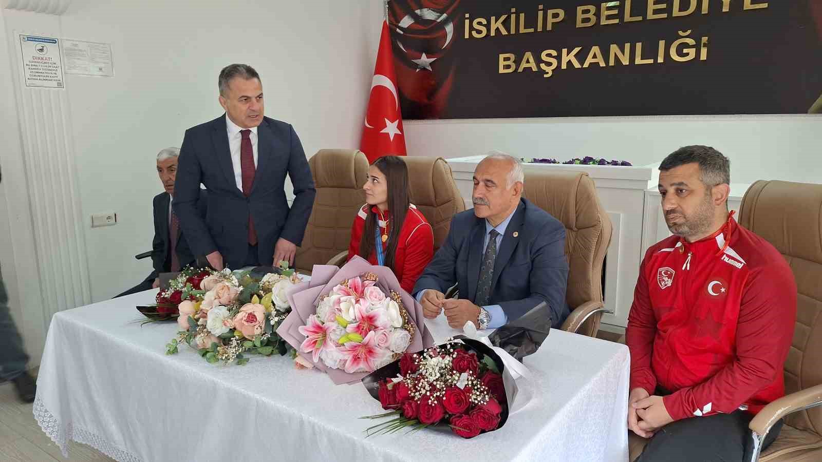 Avrupa şampiyonu milli g&uuml;reş&ccedil;i, memleketinde davul zurnayla karşılandı
