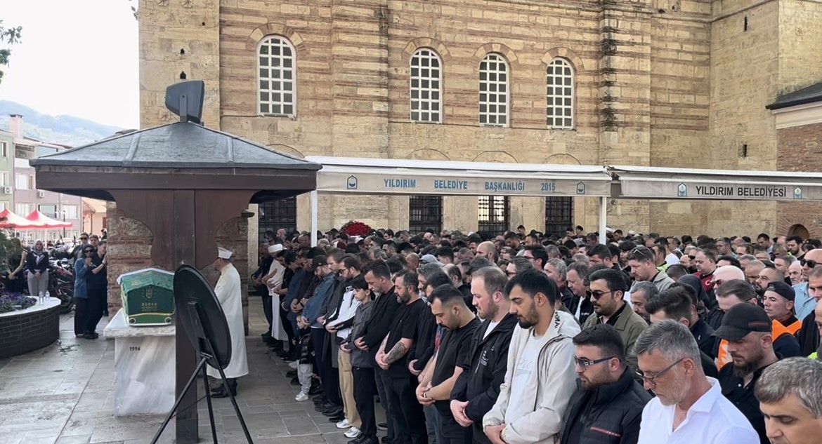 Motosiklet kazasında hayatını kaybeden sanatçı son yolculuğuna uğurlandı