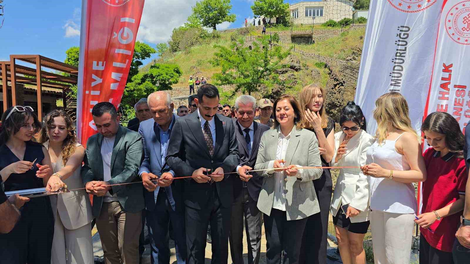 500 &ouml;ğrencinin resimleri Yesemek A&ccedil;ık Hava M&uuml;zesi&rsquo;nde
