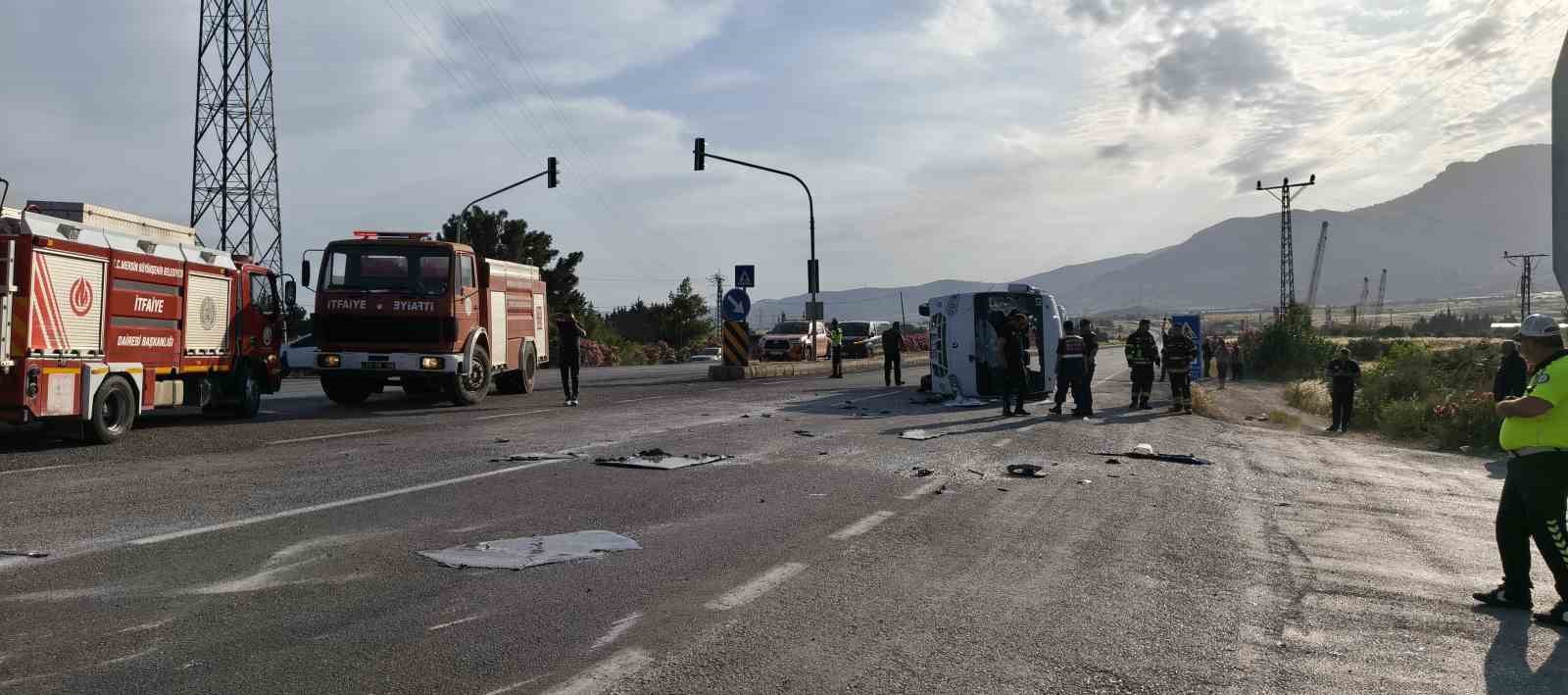 Mersin&rsquo;de &ouml;ğrenci servisi devrildi: 17 yaralı
