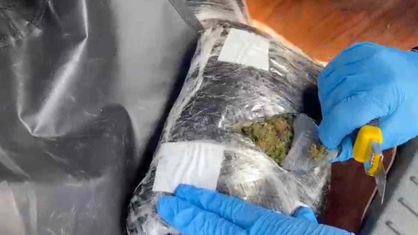 Takibe alınan ara&ccedil;ta 24 kiloya yakın esrar ele ge&ccedil;irildi
