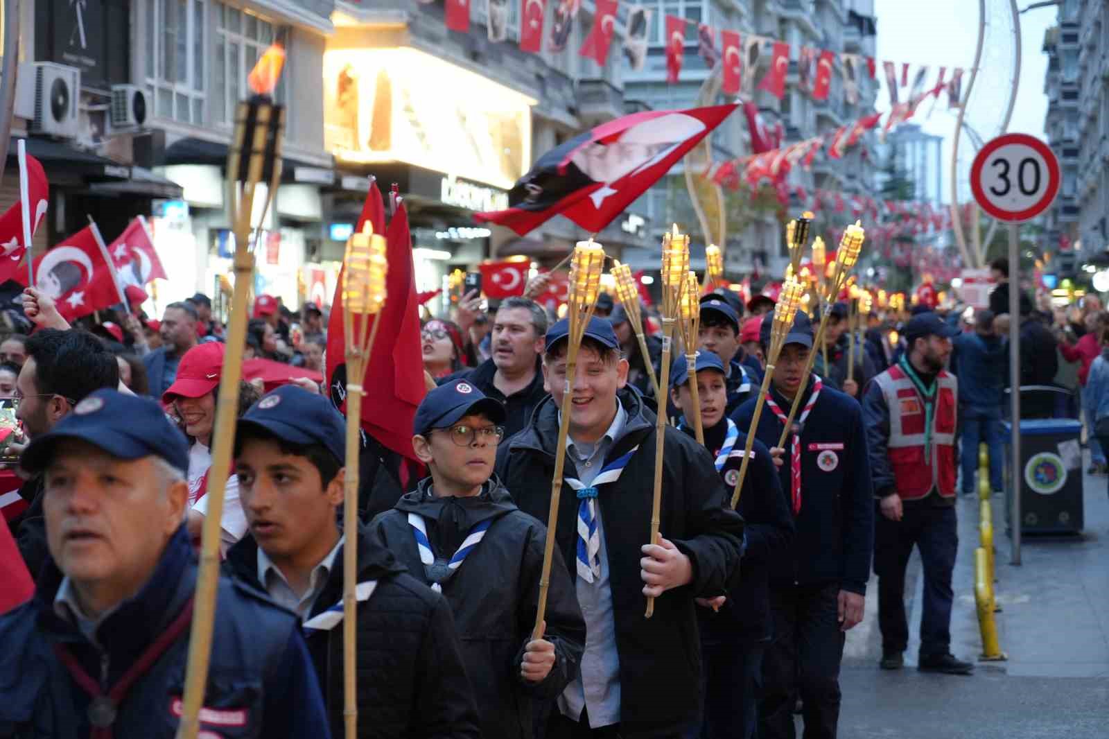 Samsun&rsquo;da 1919 metrelik dev bayrakla coşkulu &rsquo;Fener Alayı ve Gen&ccedil;lik Haftası&rsquo; y&uuml;r&uuml;y&uuml;ş&uuml;
