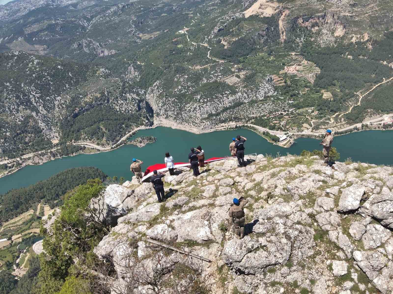 Burdur&rsquo;da jandarmadan 54 metrekarelik dev T&uuml;rk bayrağı
