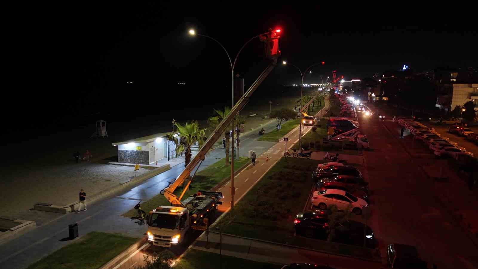 Samsun&rsquo;da 19 Mayıs&rsquo;a &ouml;zel aydınlatma: Kırmızı beyaz ışıklar sahili s&uuml;sledi
