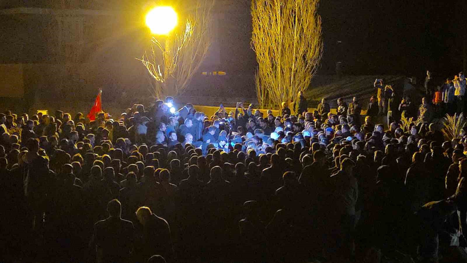 Şehit polis memuru tekbirlerle toprağa verildi
