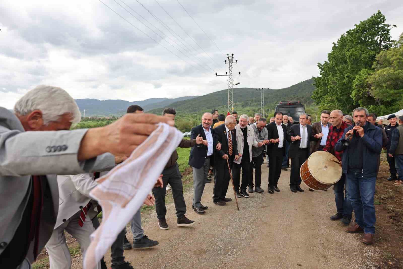 Kıbrıs Gazisi istedi, köy meydanında vali ve belediye başkanı halay çekti