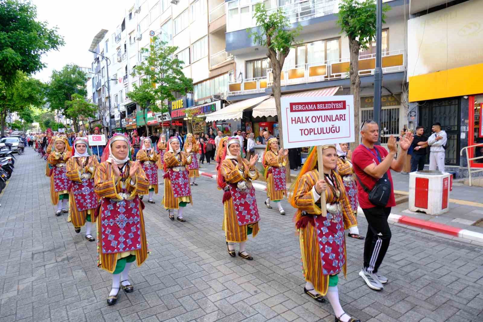Soma’da Zeybek Festivali yoğun ilgi gördü