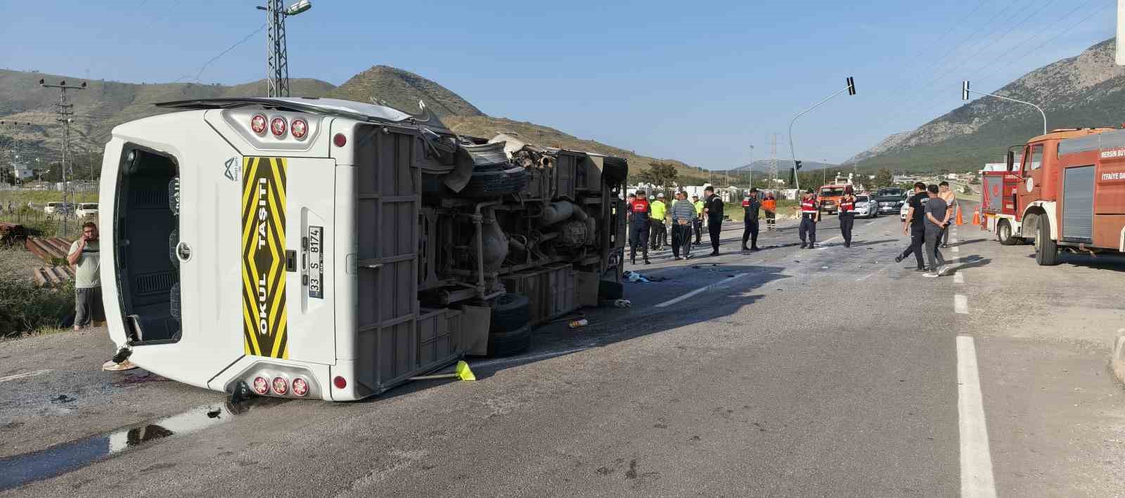 Mersin’de öğrenci servisi devrildi: 17 yaralı