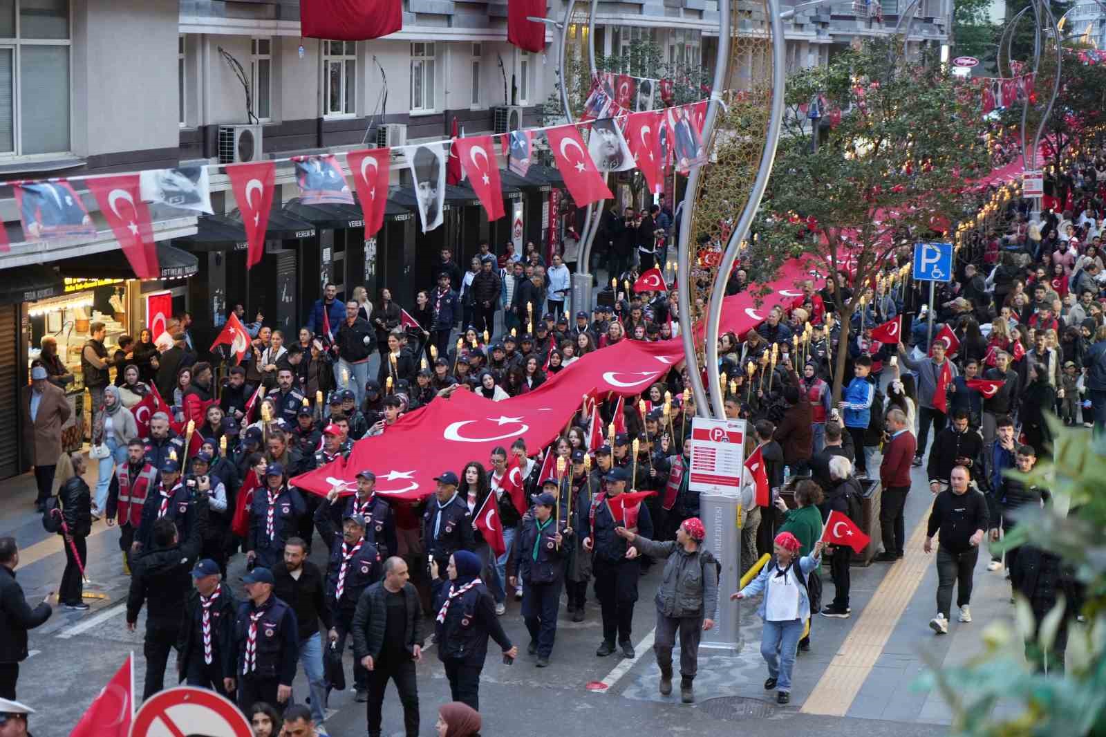 Samsun’da 1919 metrelik bayrakla ’Fener Alayı ve Gençlik Haftası Yürüyüşü’