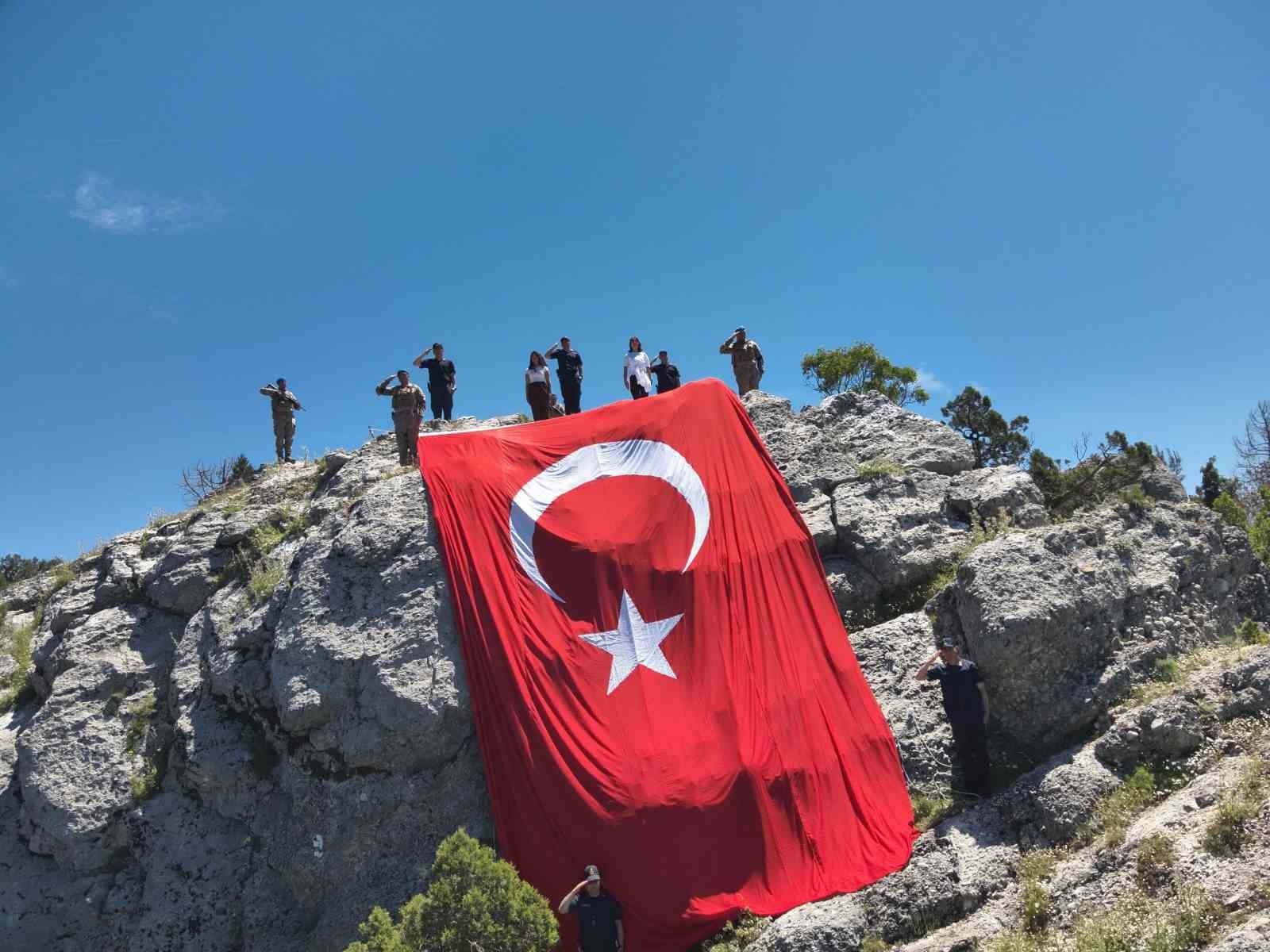 Burdur’da jandarmadan 54 metrekarelik dev Türk bayrağı
