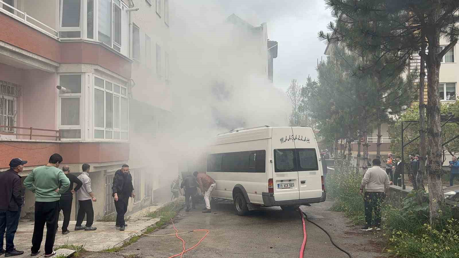 Çorum’da kamelyada çıkan yangın araçlara sıçradı