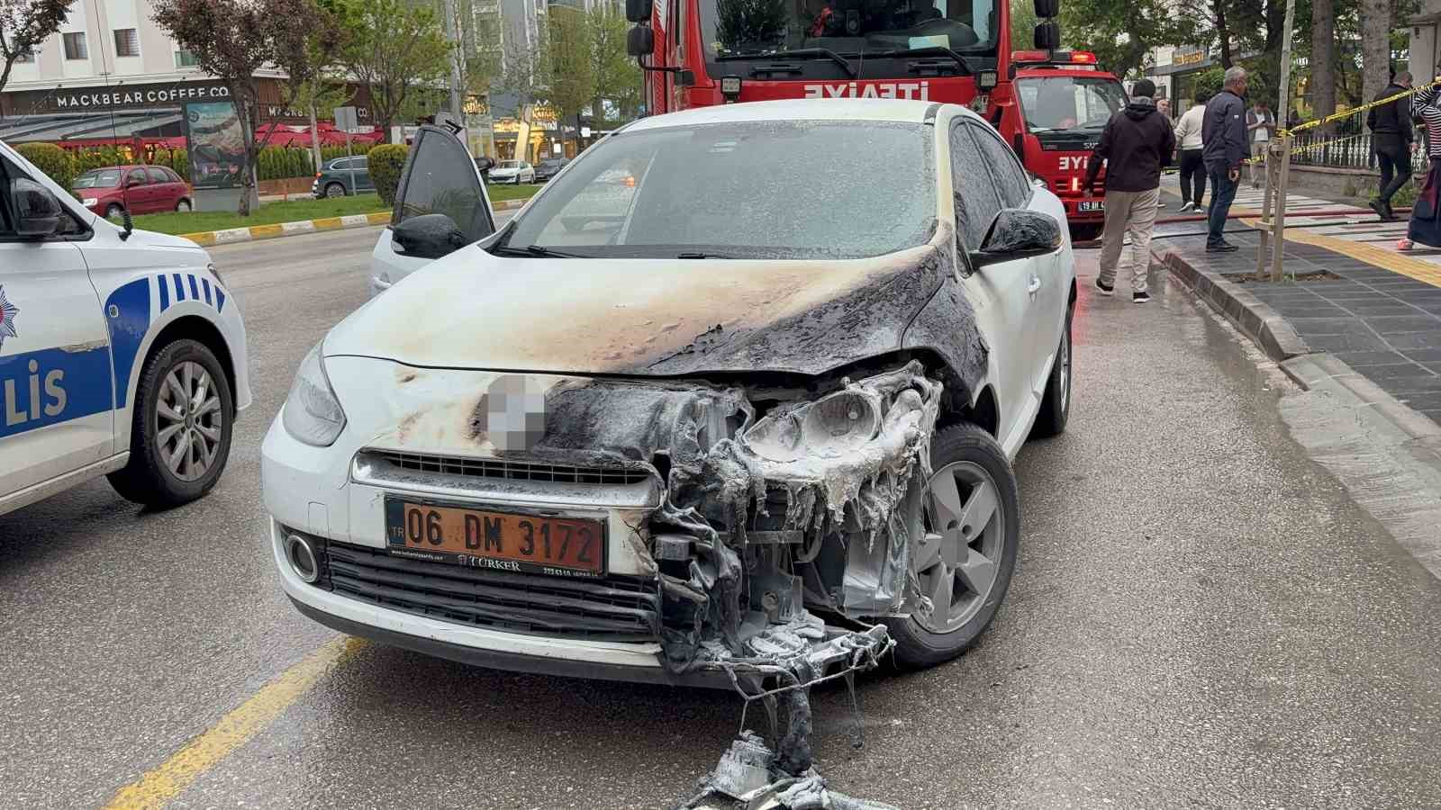 Çorum’da kamelyada çıkan yangın araçlara sıçradı