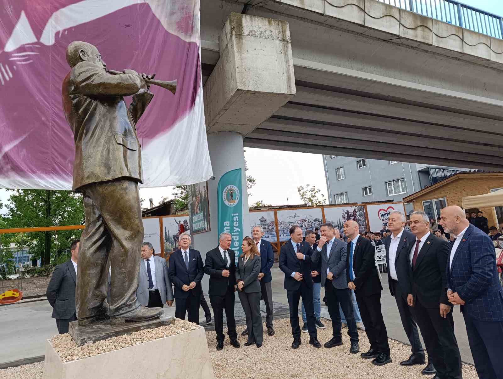 Miting ve açılışların unutulmaz ismi Seyfi Usta’nın heykeli açıldı