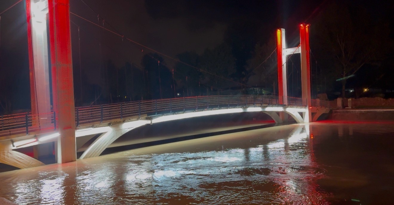 Turhal’da taşkın riskine karşı bazı cadde ve sokaklar araç trafiğine kapatıldı
