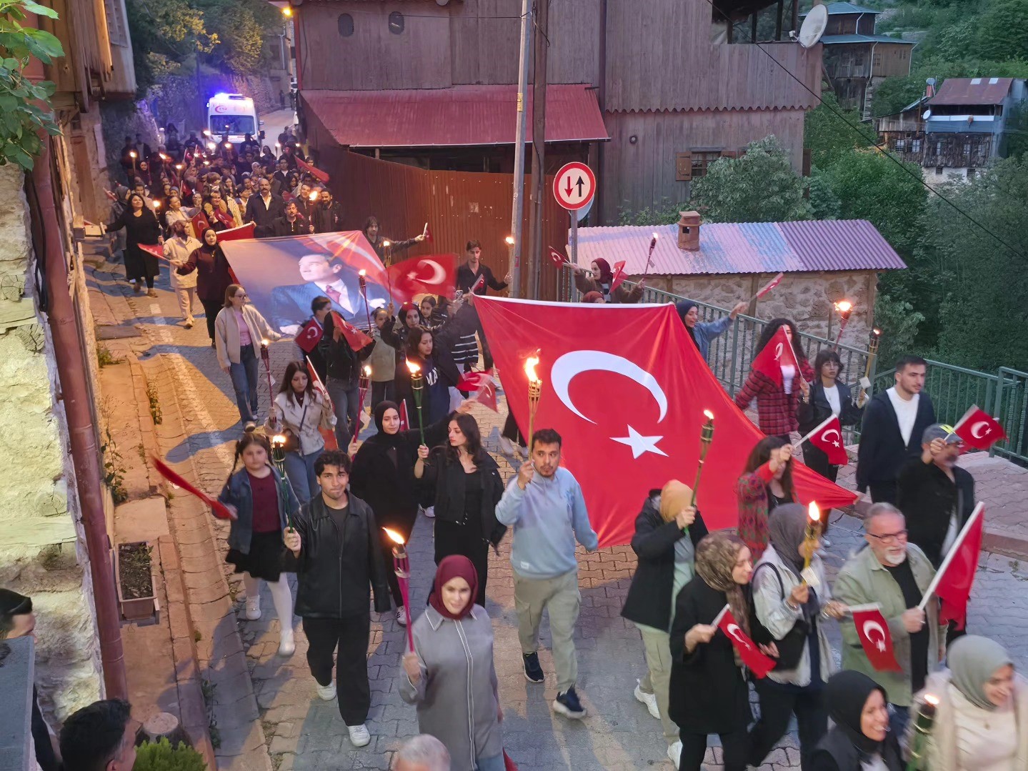 Kemaliye’de 19 Mayıs coşkusu fener alayıyla yaşandı