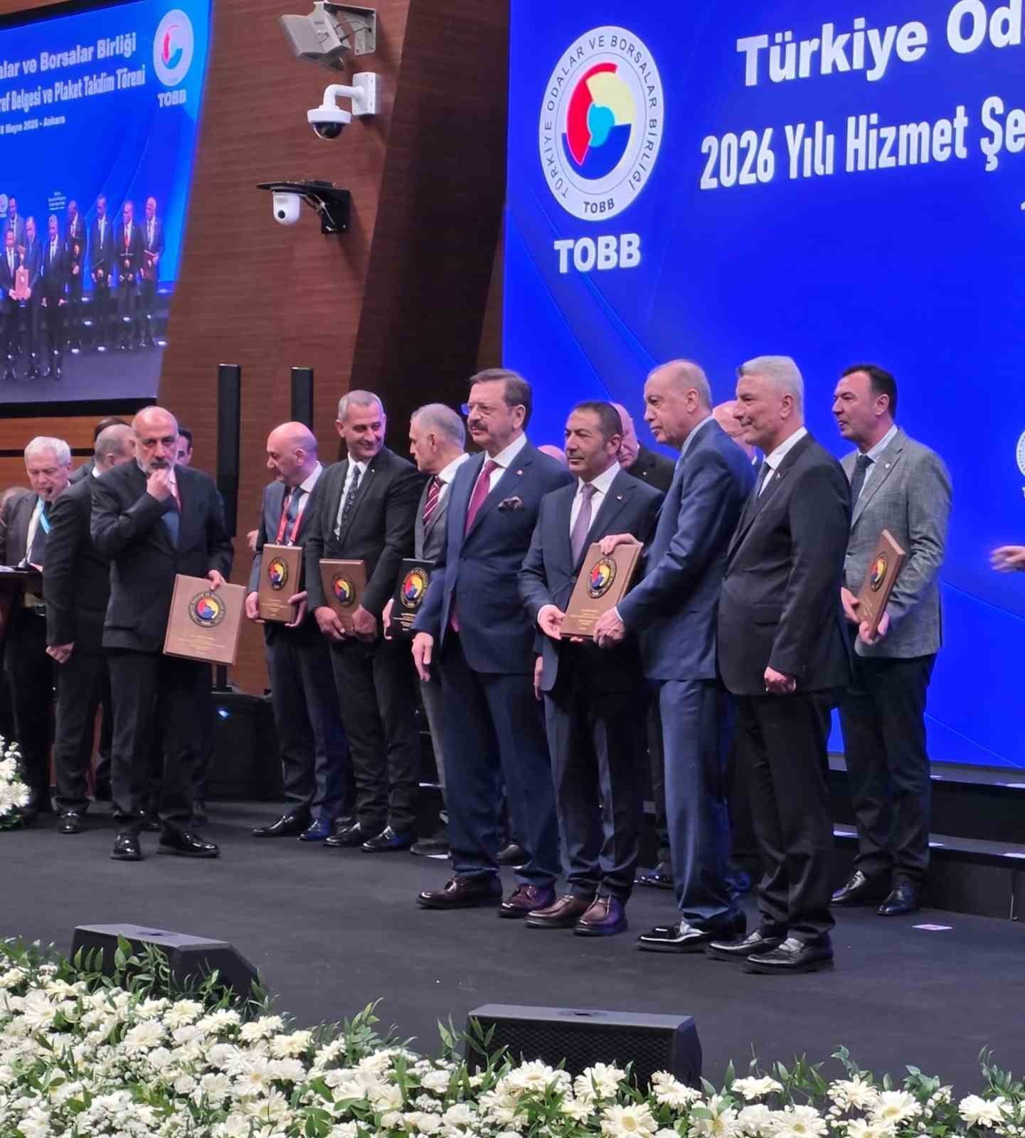 Cumhurbaşkanı Erdoğan’dan DTO Başkanı Erdoğan’a ‘Hizmet Şeref’ plaketi
