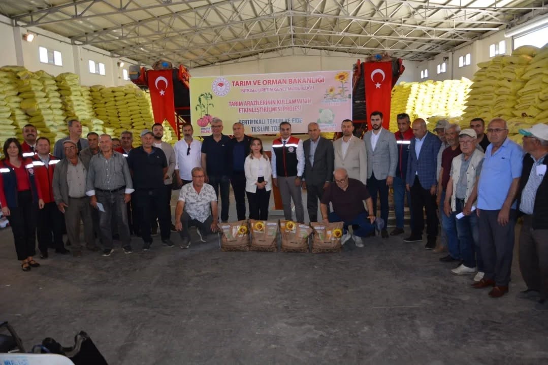 Aydın’da 9 bin kilonun üzerinde ayçiçeği tohumu üreticiye dağıtıldı
