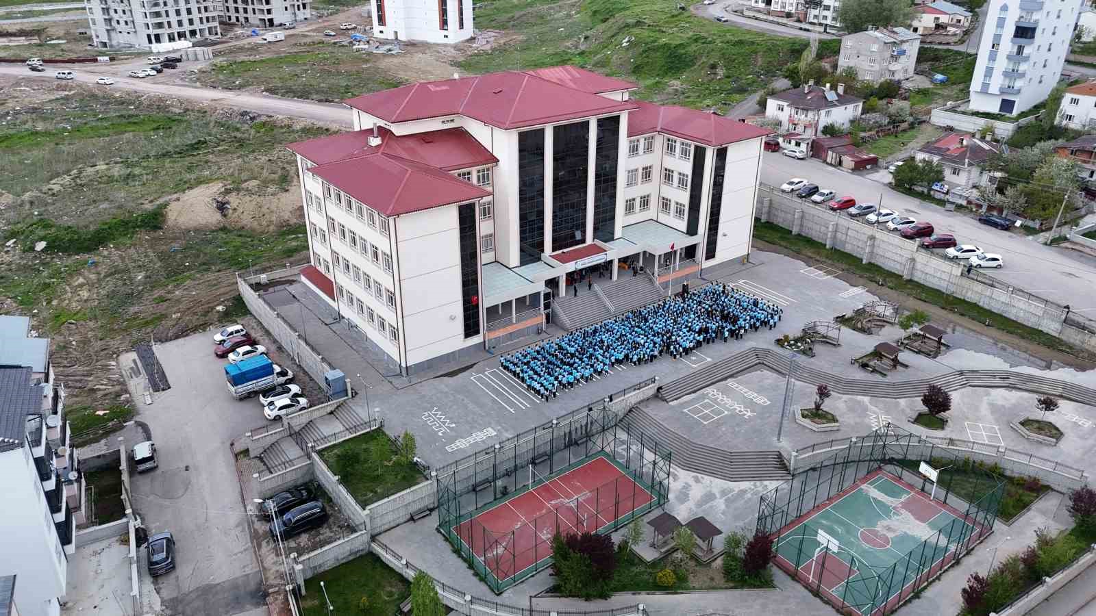 Sivas’ta 900 öğrenci eşzamanlı hareket etti, hep bir ağızdan "Feda Türkiye’m" dedi