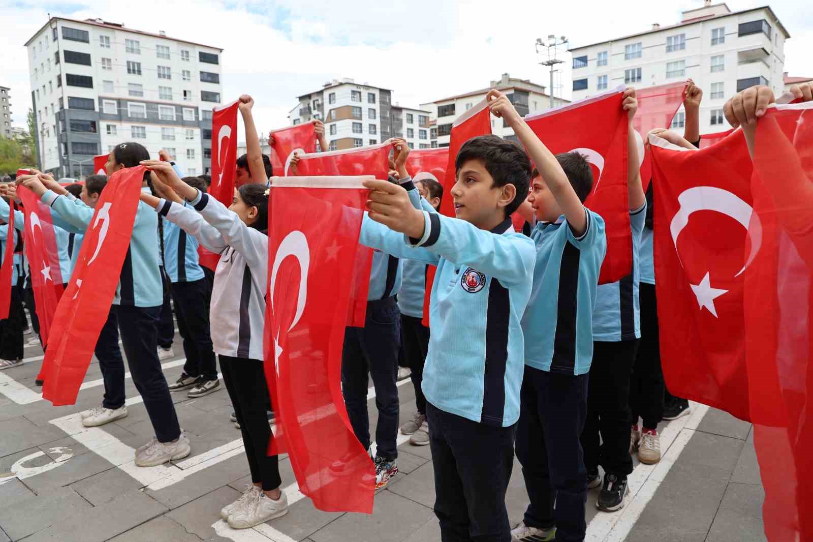 Sivas&rsquo;ta 900 &ouml;ğrenci eşzamanlı hareket etti, hep bir ağızdan "Feda T&uuml;rkiye&rsquo;m" dedi
