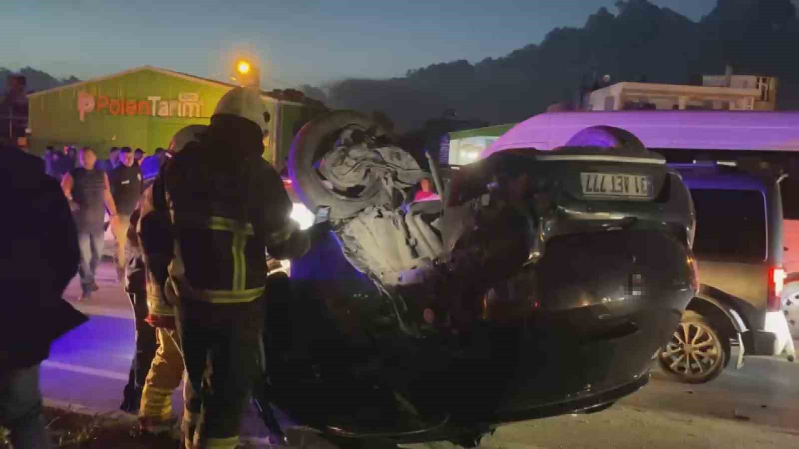 Otomobilin, ışıkta bekleyen 2 araca ok gibi saplandığı kaza kamerada
