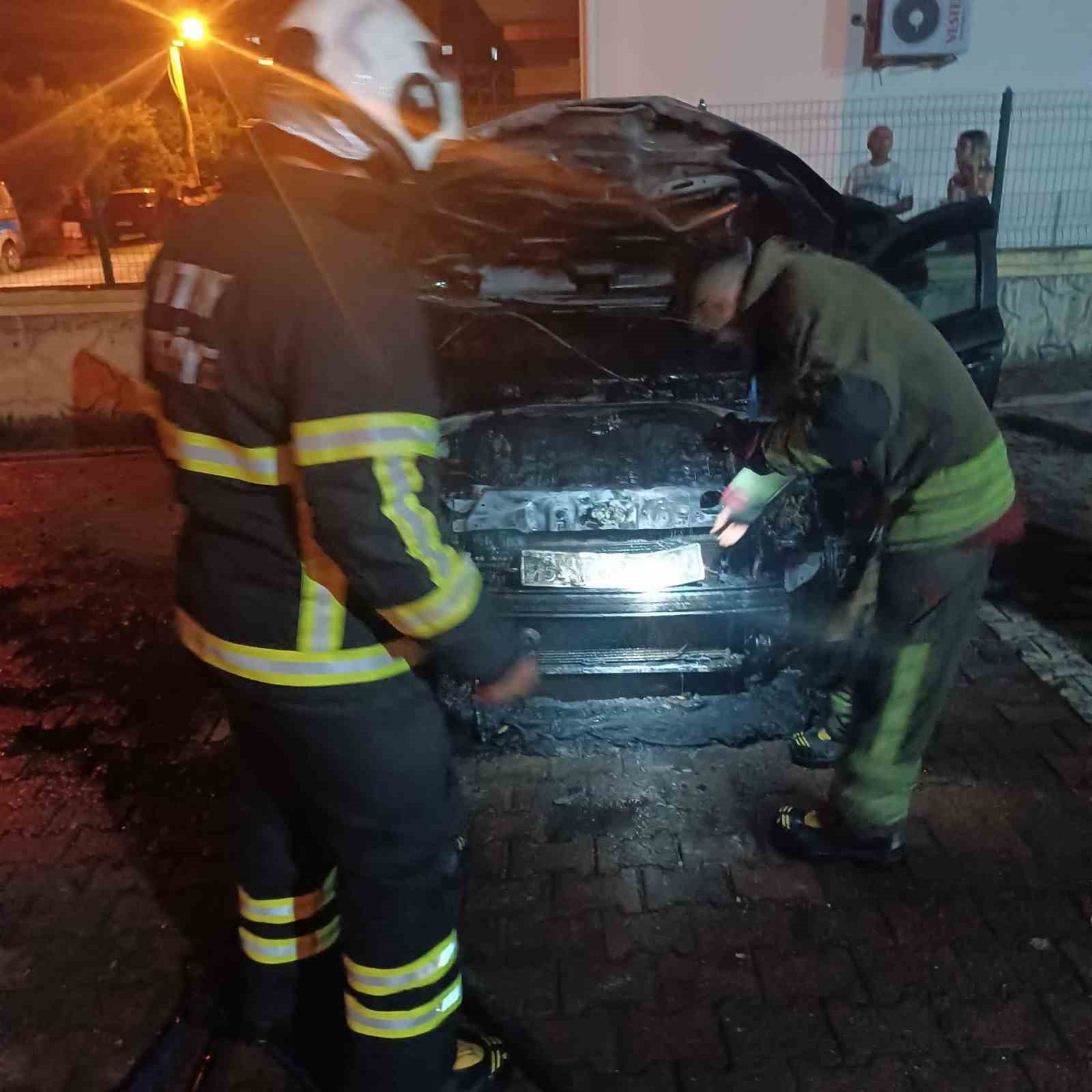 Dörtyol’da otomobilin motor kısmından alevler yükseldi
