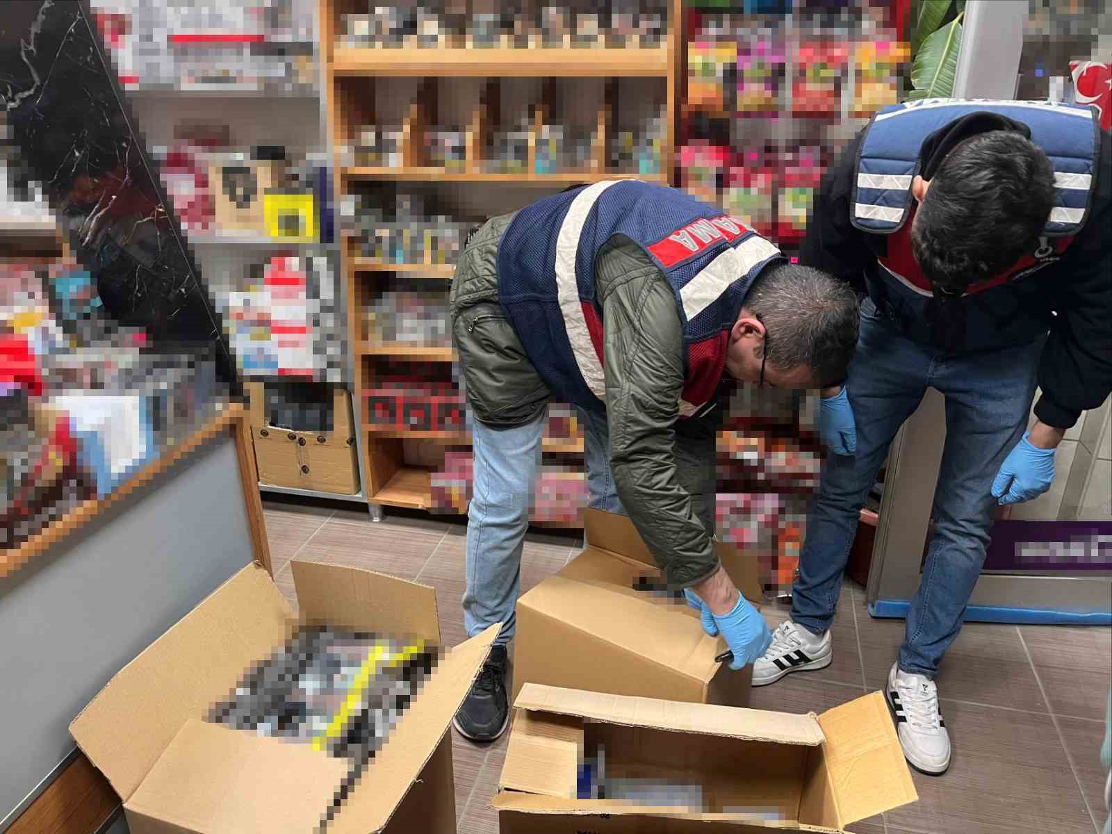 Jandarma 21 bin 240 adet i&ccedil;i doldurulmuş ka&ccedil;ak makaron ele ge&ccedil;irildi
