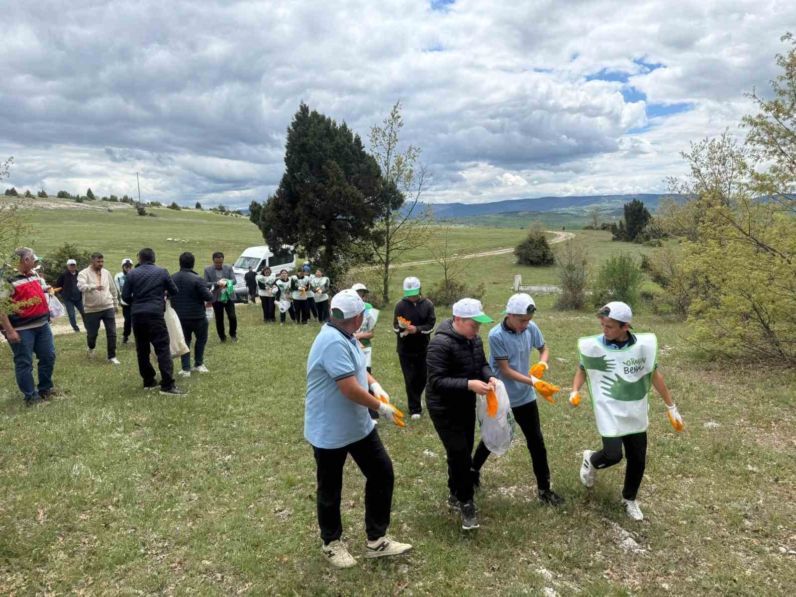 Çavdarhisar’da orman yangınlarına karşı çevre temizliği
