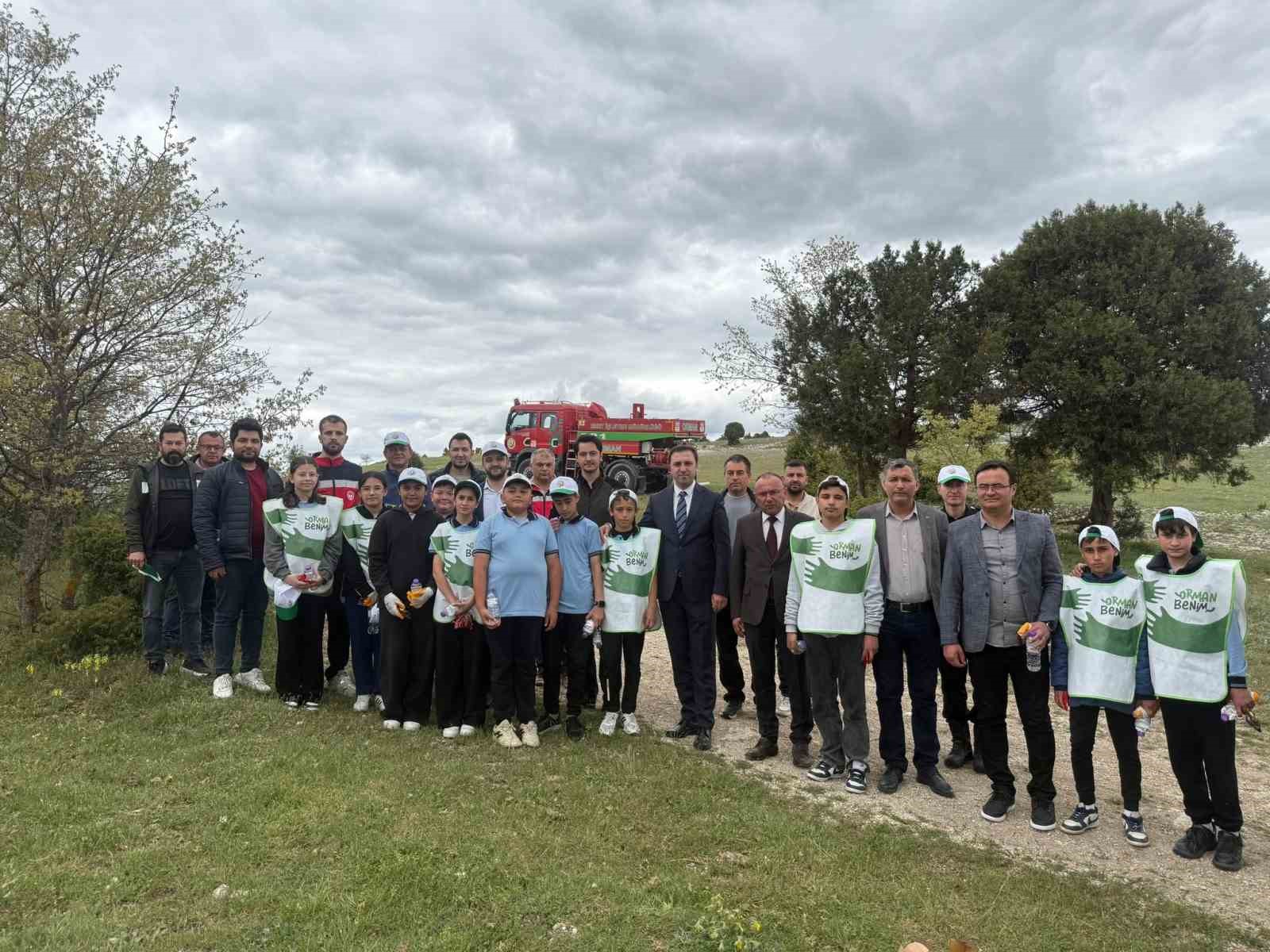 Çavdarhisar’da orman yangınlarına karşı çevre temizliği