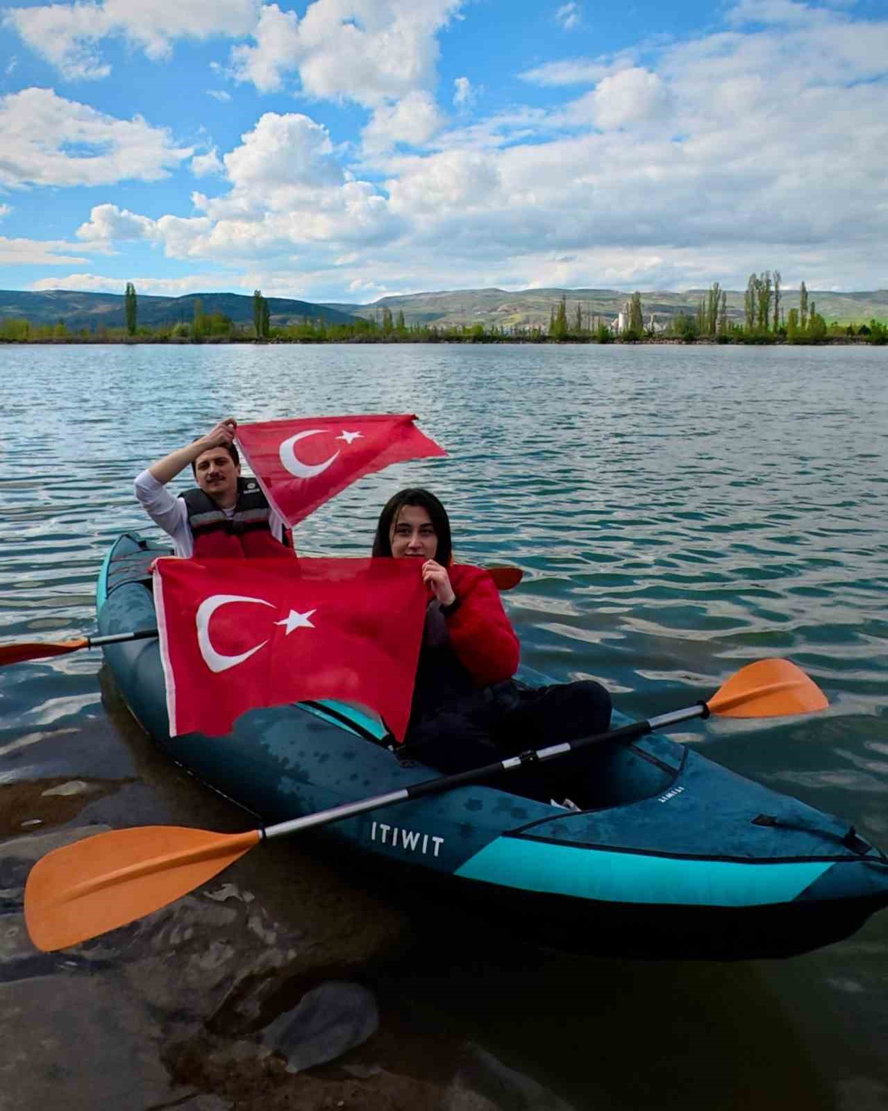 19 Mayıs coşkusu k&uuml;rek sesleriyle yankılandı
