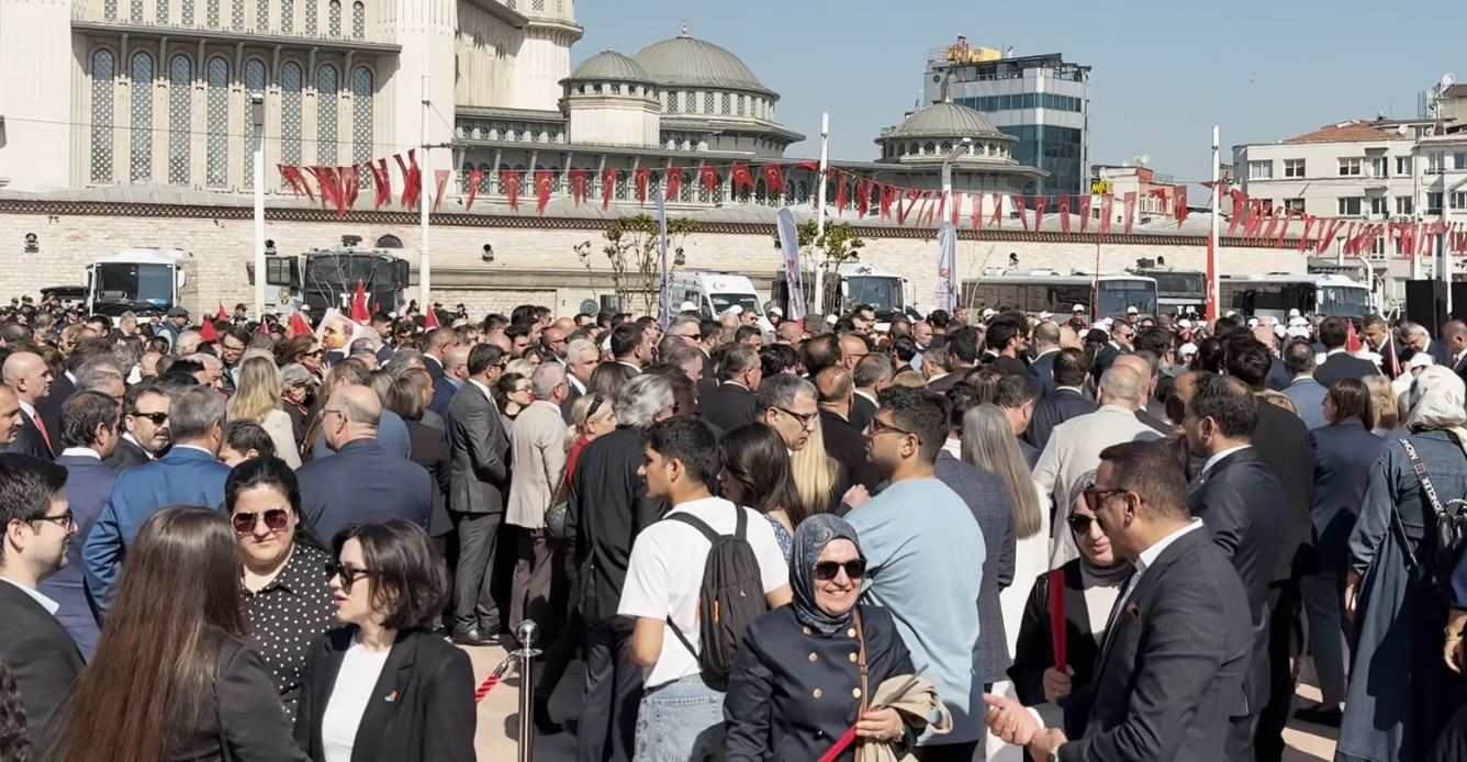 Taksim Meydanı’nda 19 Mayıs töreni düzenlendi
