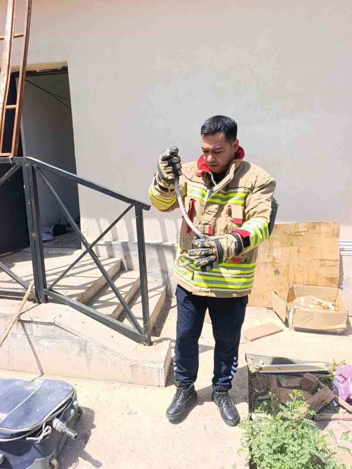 Kumlu’da eve giren yılanı itfaiye yakaladı