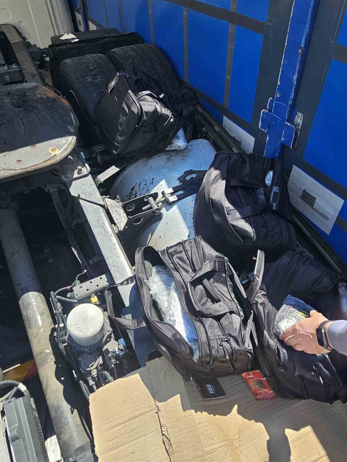T&uuml;rkiye&rsquo;ye sokulmak istenen 47 kilo 910 gram kokain yakalandı
