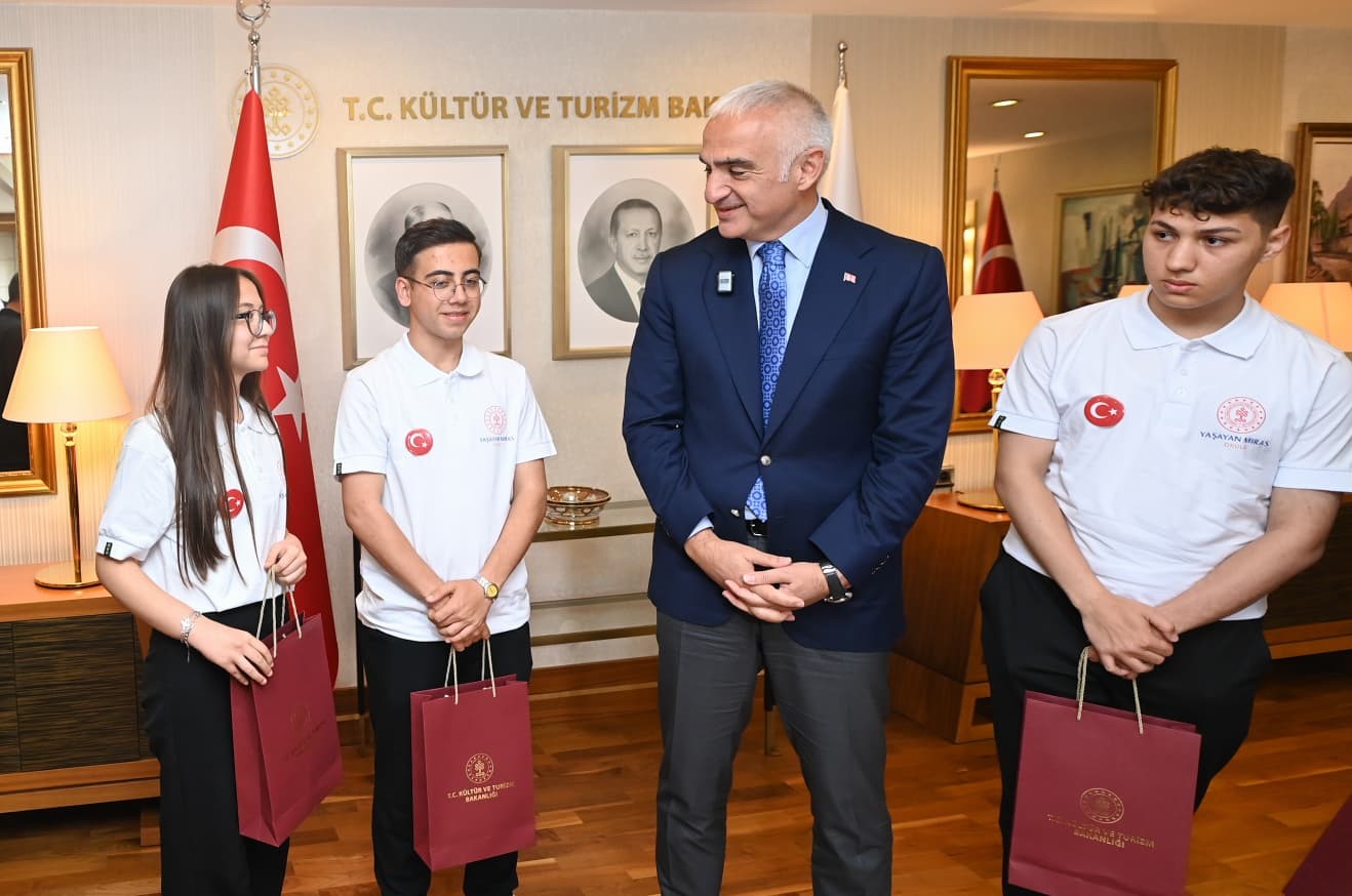 Bakan Ersoy, 19 Mayıs’ta genç sanatçıları bakanlıkta ağırladı