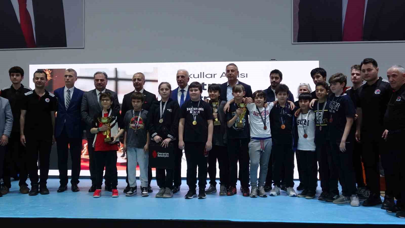 Ümraniye’de okullar arası satranç turnuvasında şampiyonlar belli oldu