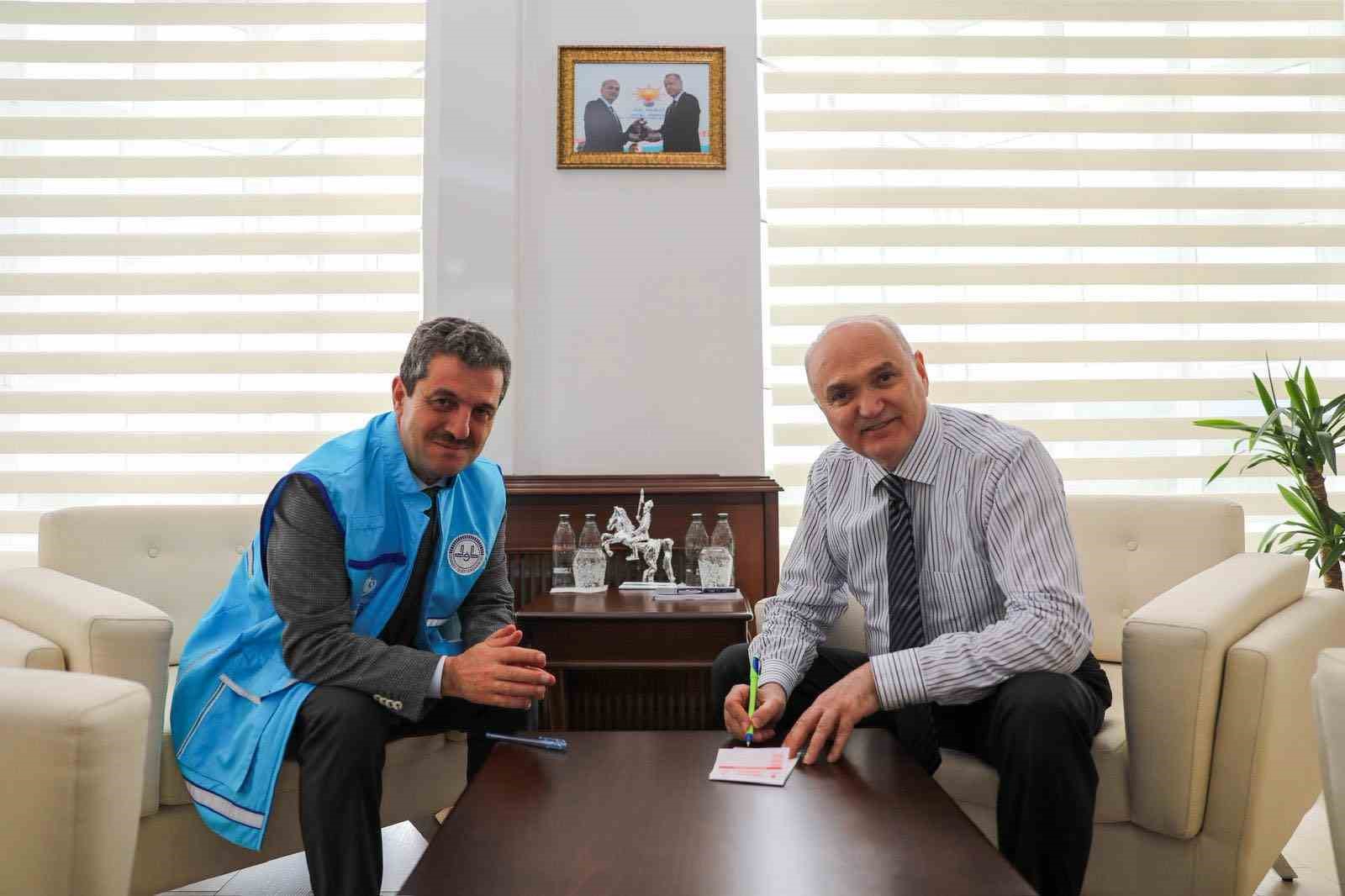 Başkan Özlü, kurbanını bağışladı