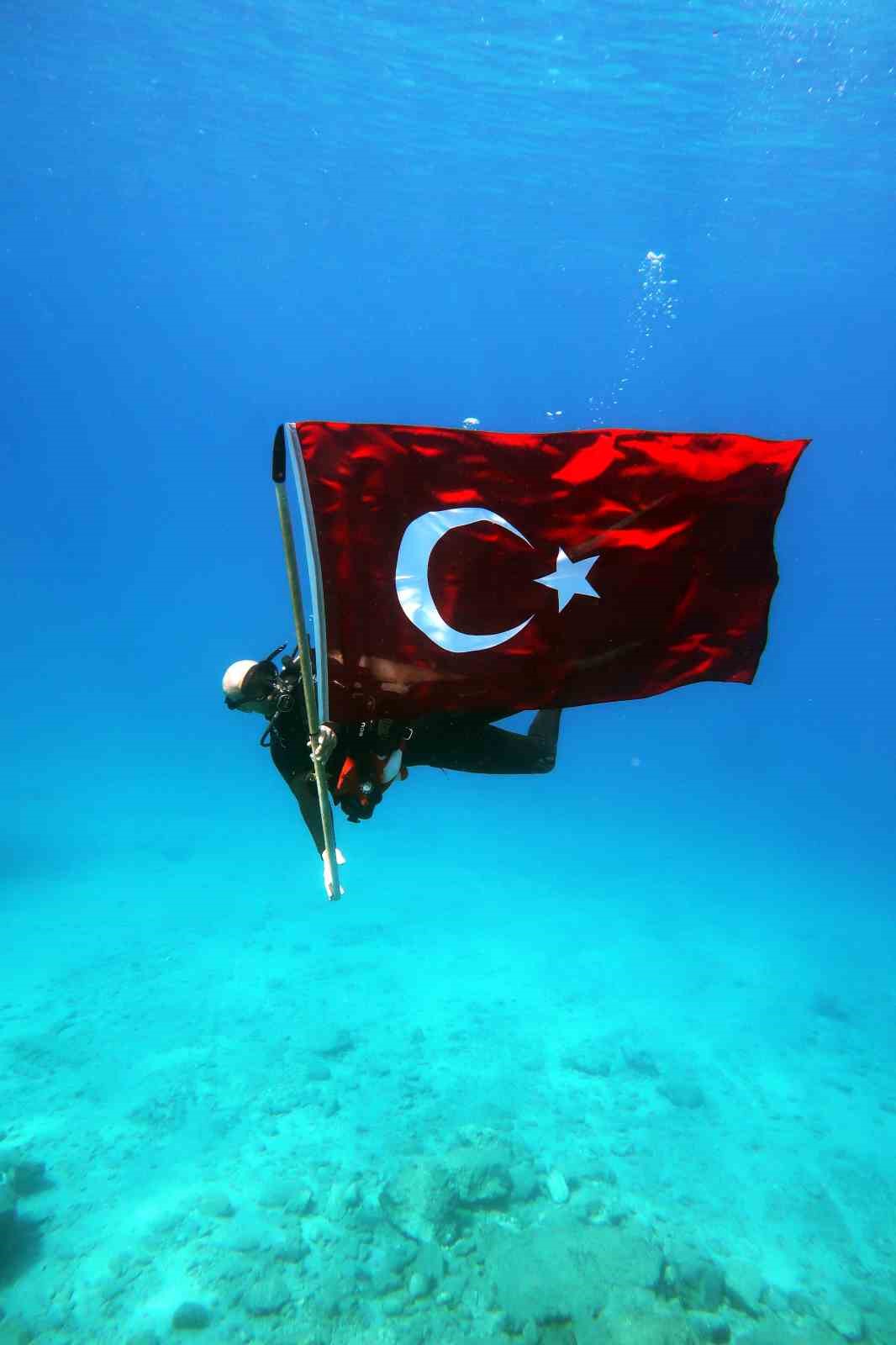 19 Mayıs ruhu Fethiye’de su altında yaşatıldı