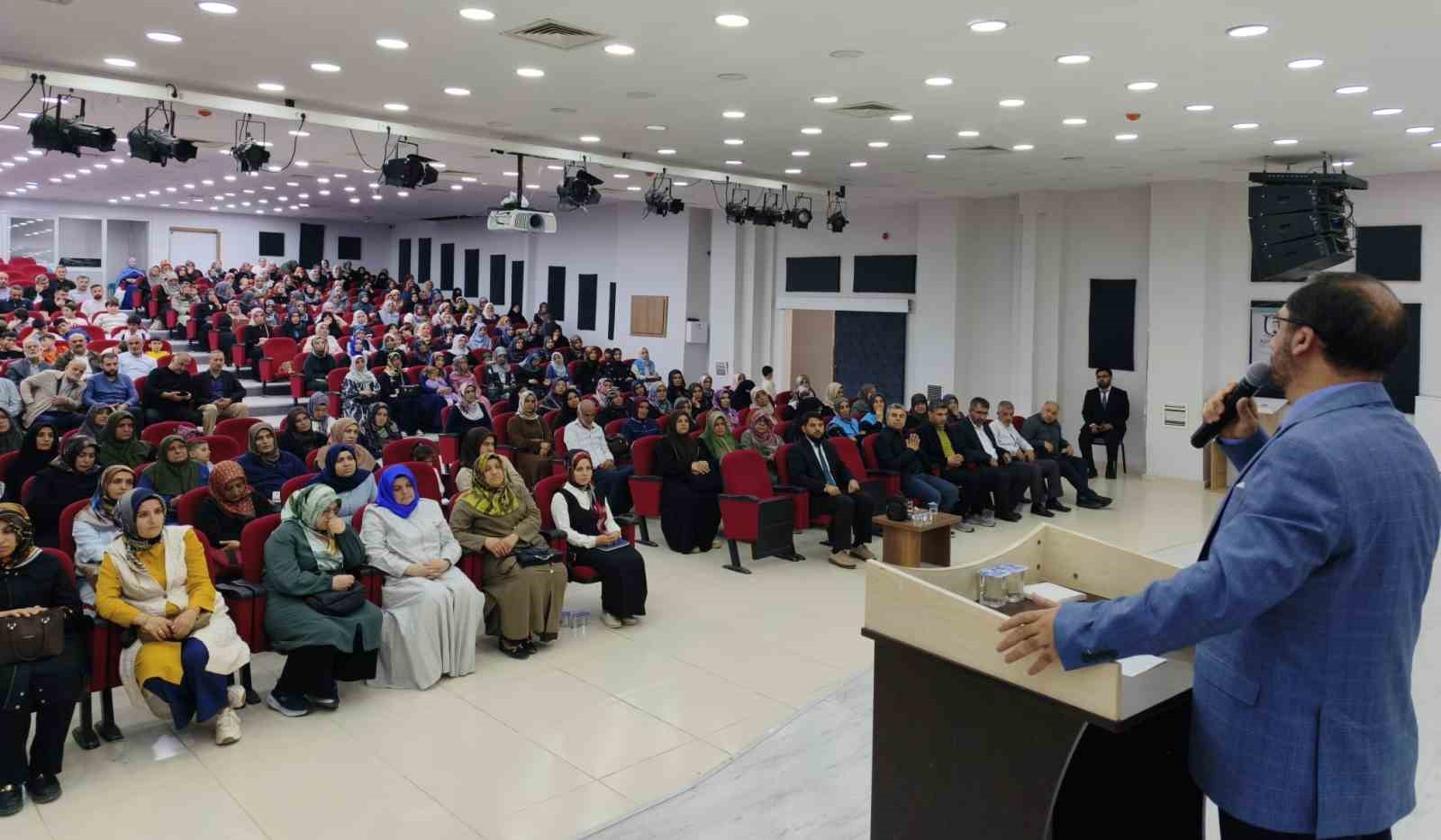 Adıyaman’da "Dijital dünyada çocuk ve ebeveyn olmak" konferansı düzenlendi