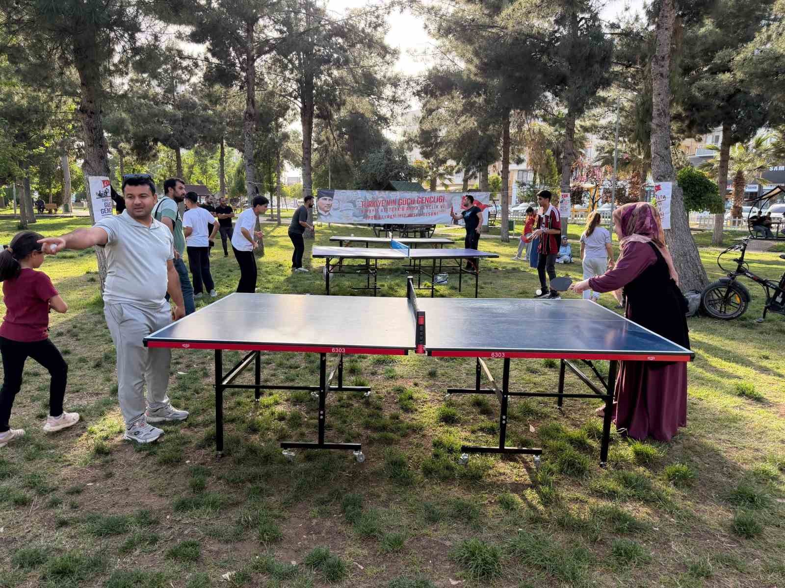 Gençler, vatandaşlarla tenis oynadı