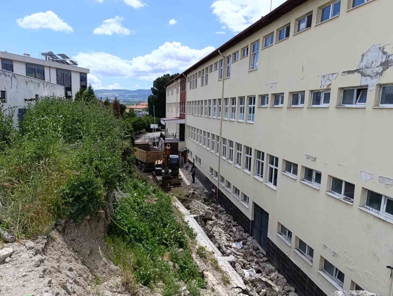 Selendi&rsquo;de &ccedil;&ouml;ken okul duvarında yapım &ccedil;alışmaları başladı
