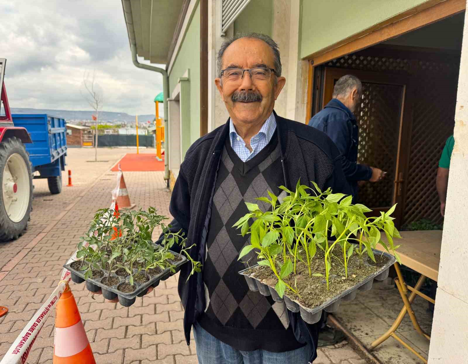 Başkan Büyükkılıç’tan hobi bahçesi sakinlerine atalık fide hediyesi