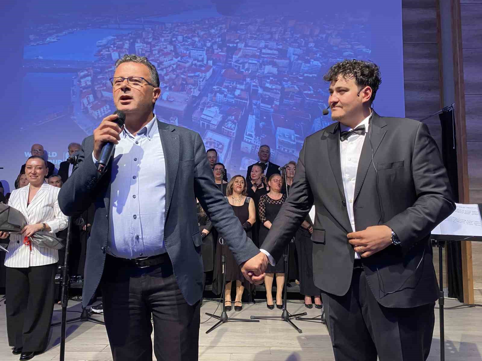 Alaşehir&rsquo;de &rsquo;İstanbul Şarkıları&rsquo; r&uuml;zgarı
