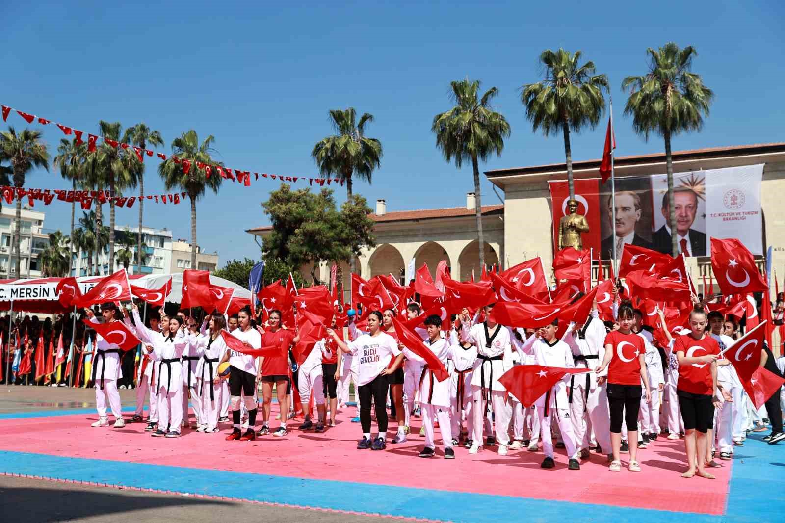 Mersin’de Gençlik Bayramı renkli gösterilerle kutlandı