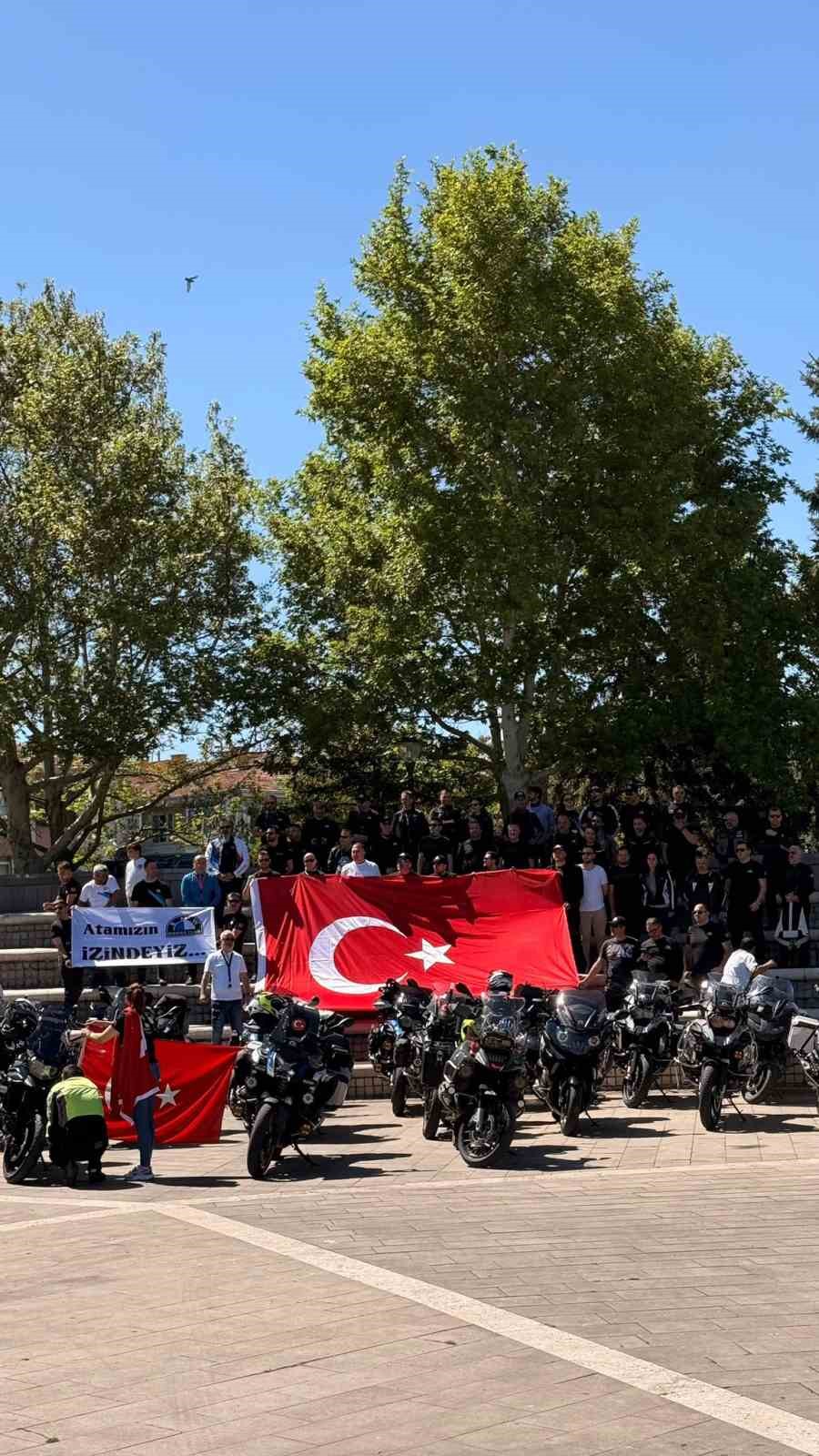 Motorculardan Anıtkabir&rsquo;e "bayrak s&uuml;r&uuml;ş&uuml;"
